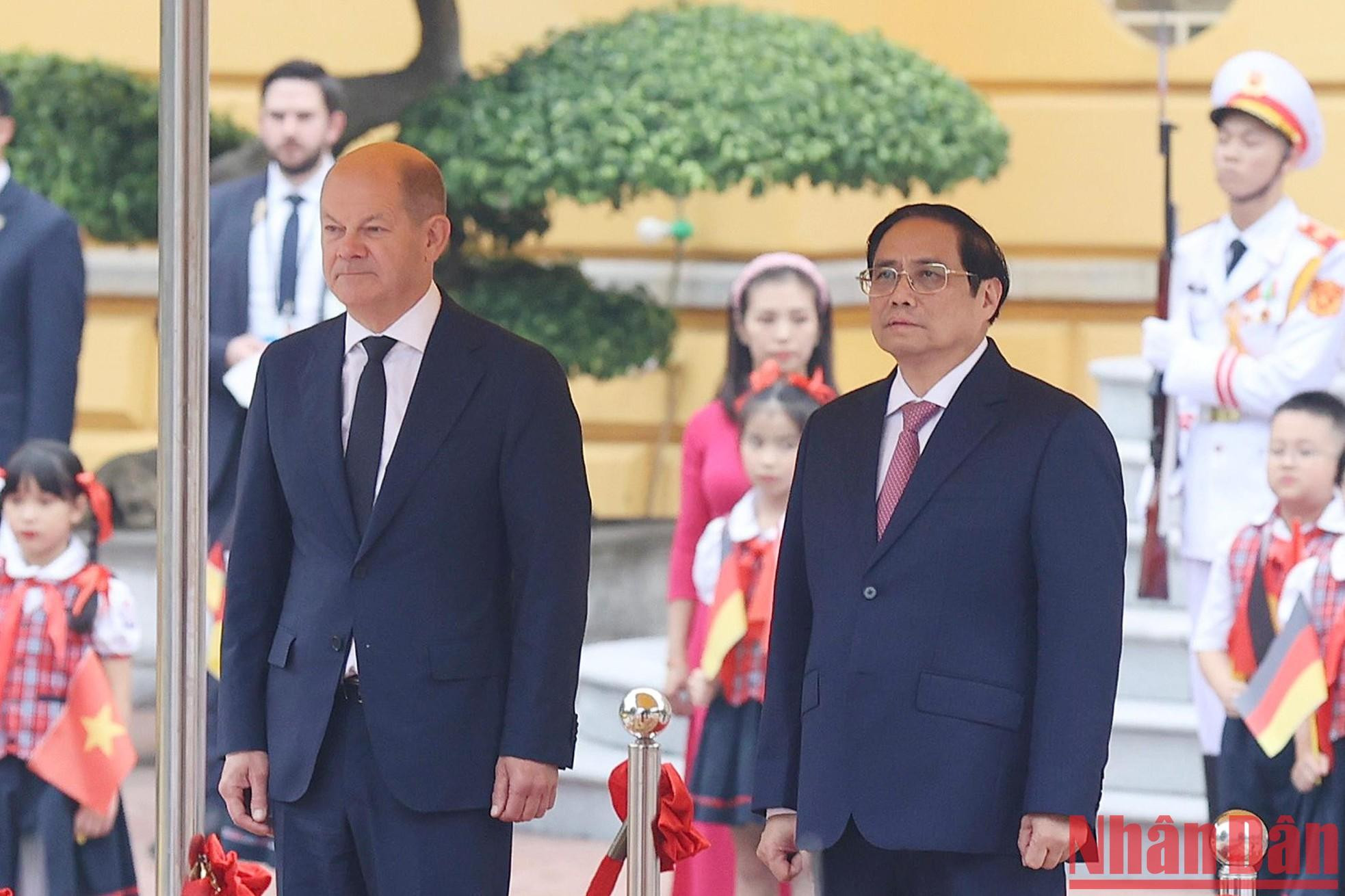 Momento de entonación del himno nacional de Vietnam y Alemania. Momento de entonación del himno nacional de Vietnam y Alemania.