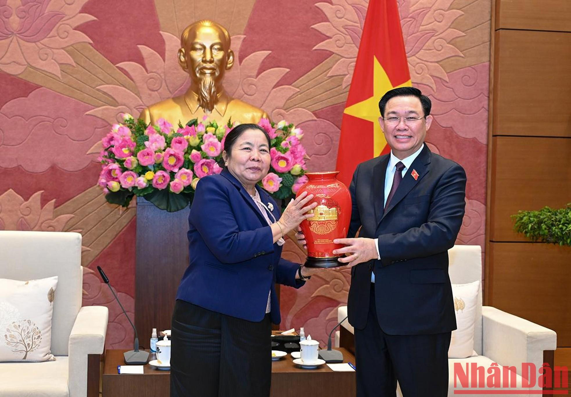Dinh Hue entrega un regalo de recuerdo a la visitante laosiana.