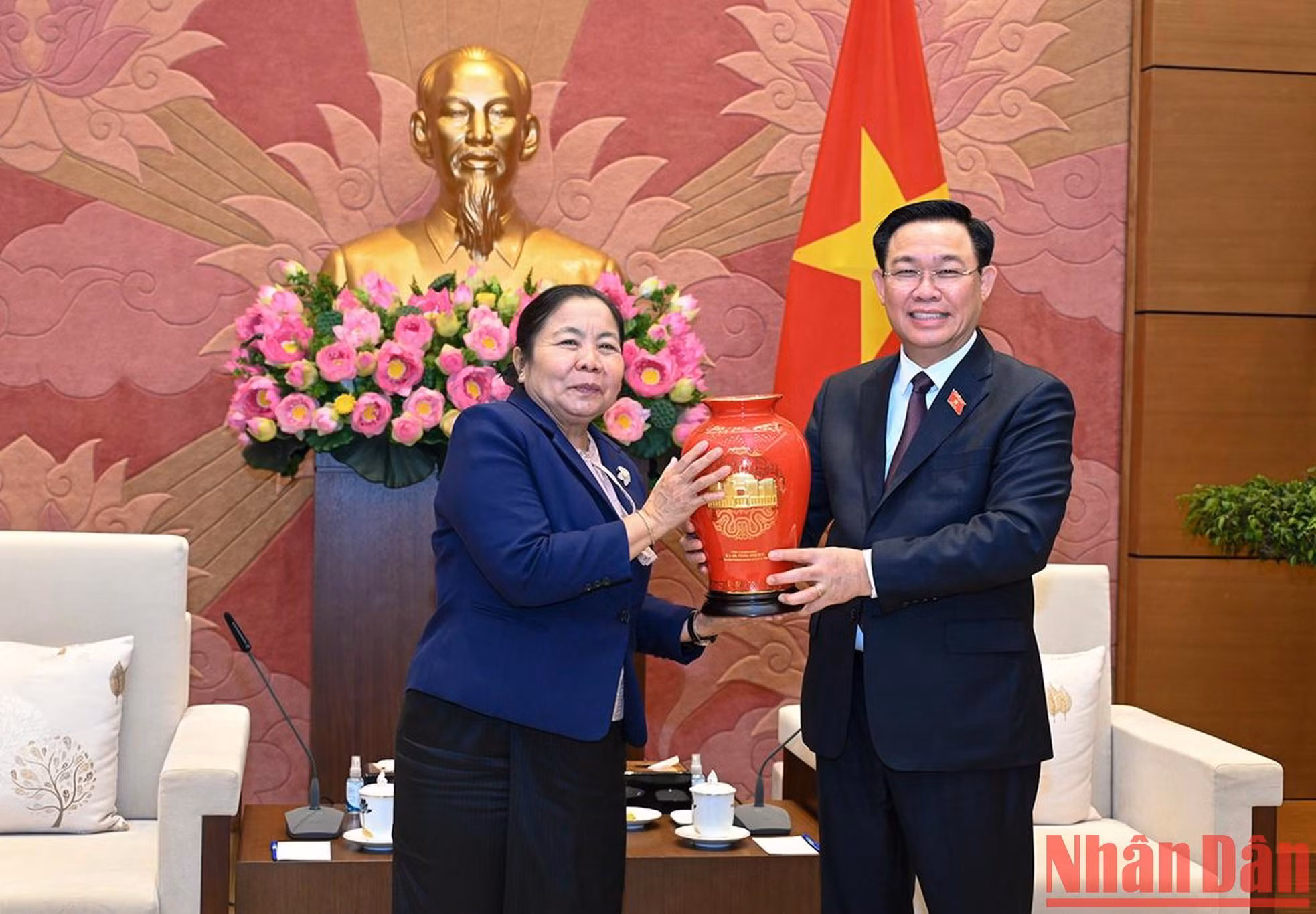 Dinh Hue entrega un regalo de recuerdo a la visitante laosiana.