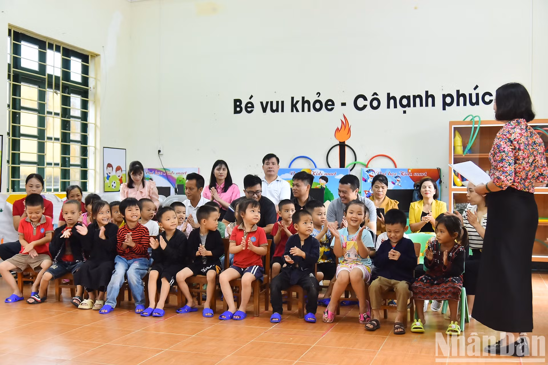 El acto de entrega de obsequios al jardín de infancia de Hop Thanh se lleva a cabo en un ambiente cálido e íntimo.