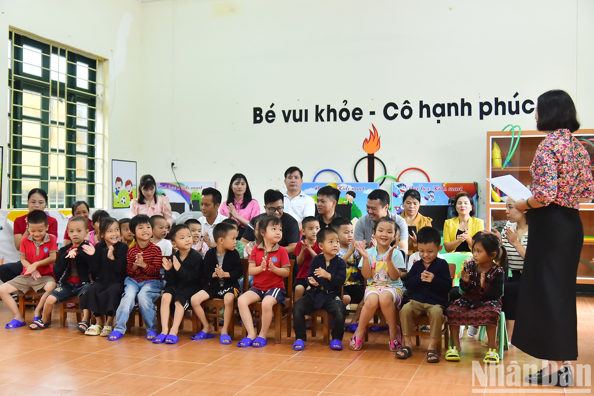 El acto de entrega de obsequios al jardín de infancia de Hop Thanh se lleva a cabo en un ambiente cálido e íntimo. El acto de entrega de obsequios al jardín de infancia de Hop Thanh se lleva a cabo en un ambiente cálido e íntimo.