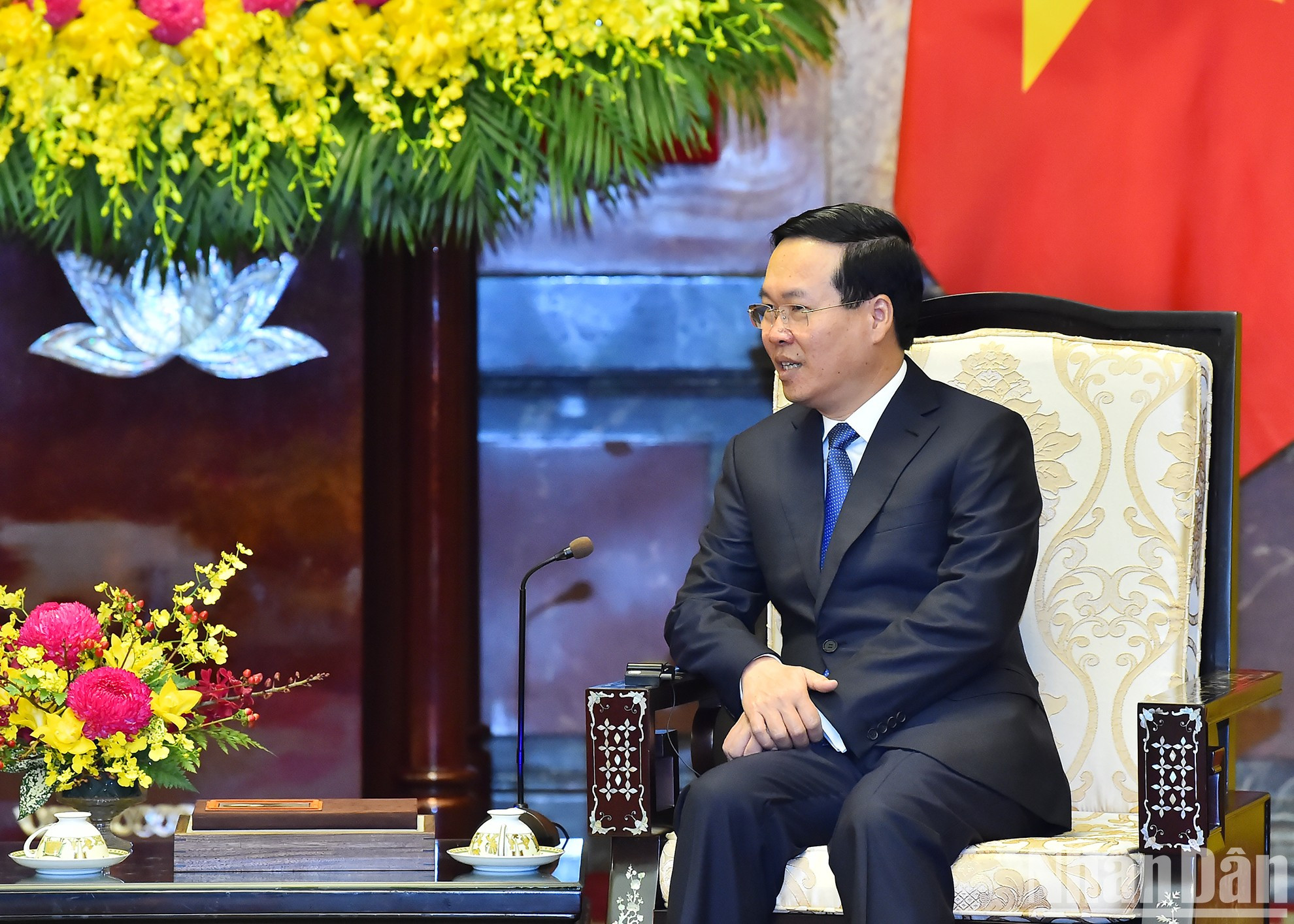 Van Thuong habla en la cita. Van Thuong habla en la cita.