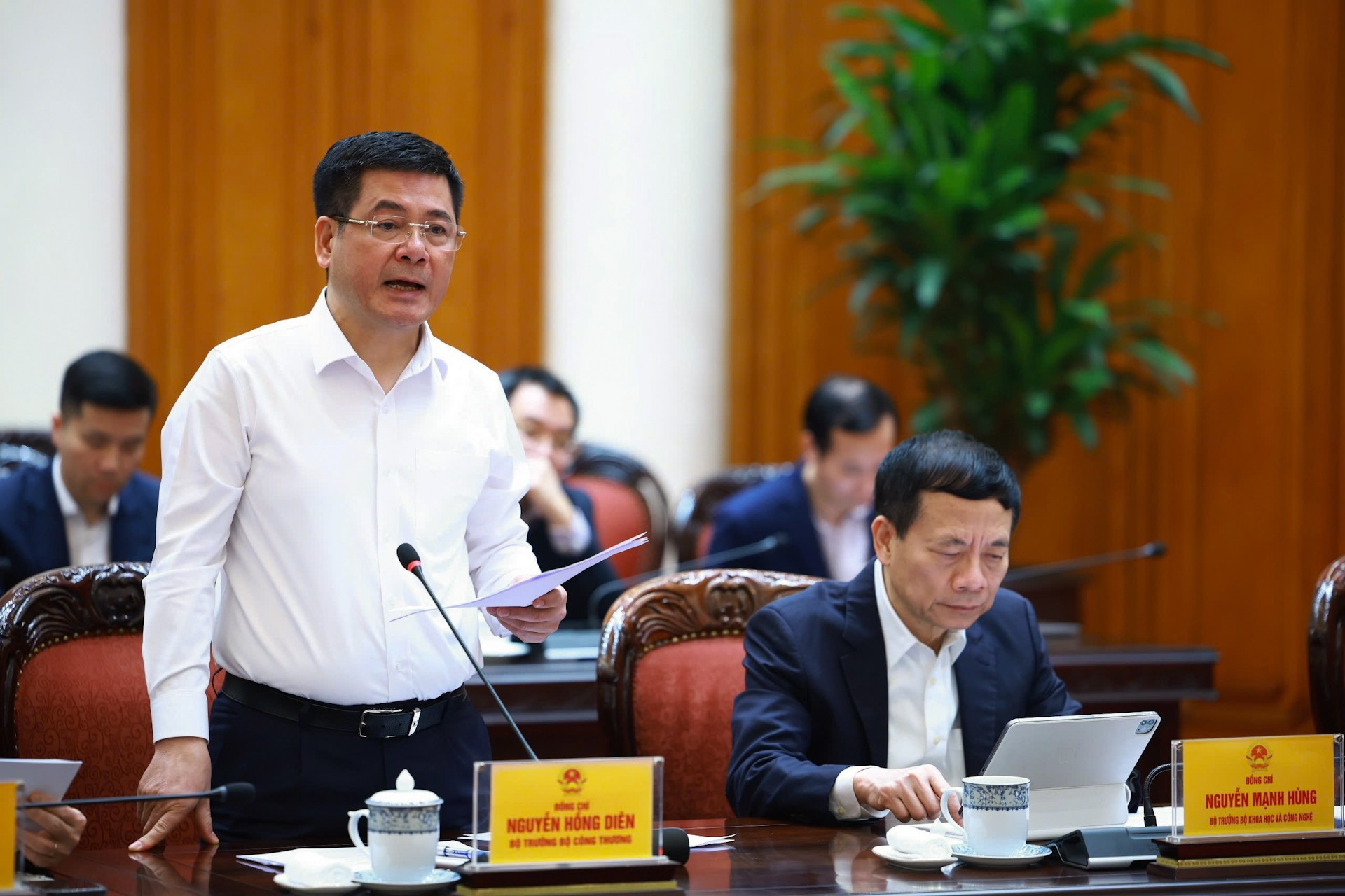 El ministro de Industria y Comercio, Nguyen Hong Dien, habla en la cita.