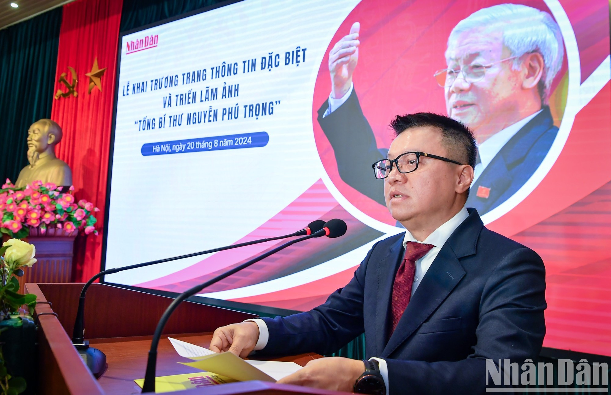 Le Quoc Minh, miembro del Comité Central del Partido, subjefe de su Comisión de Comunicación y Educación, presidente-editor del periódico Nhan Dan (Pueblo) y presidente la Asociación de Periodistas del país, habla en el evento. Le Quoc Minh, miembro del Comité Central del Partido, subjefe de su Comisión de Comunicación y Educación, presidente-editor del periódico Nhan Dan (Pueblo) y presidente la Asociación de Periodistas del país, habla en el evento.