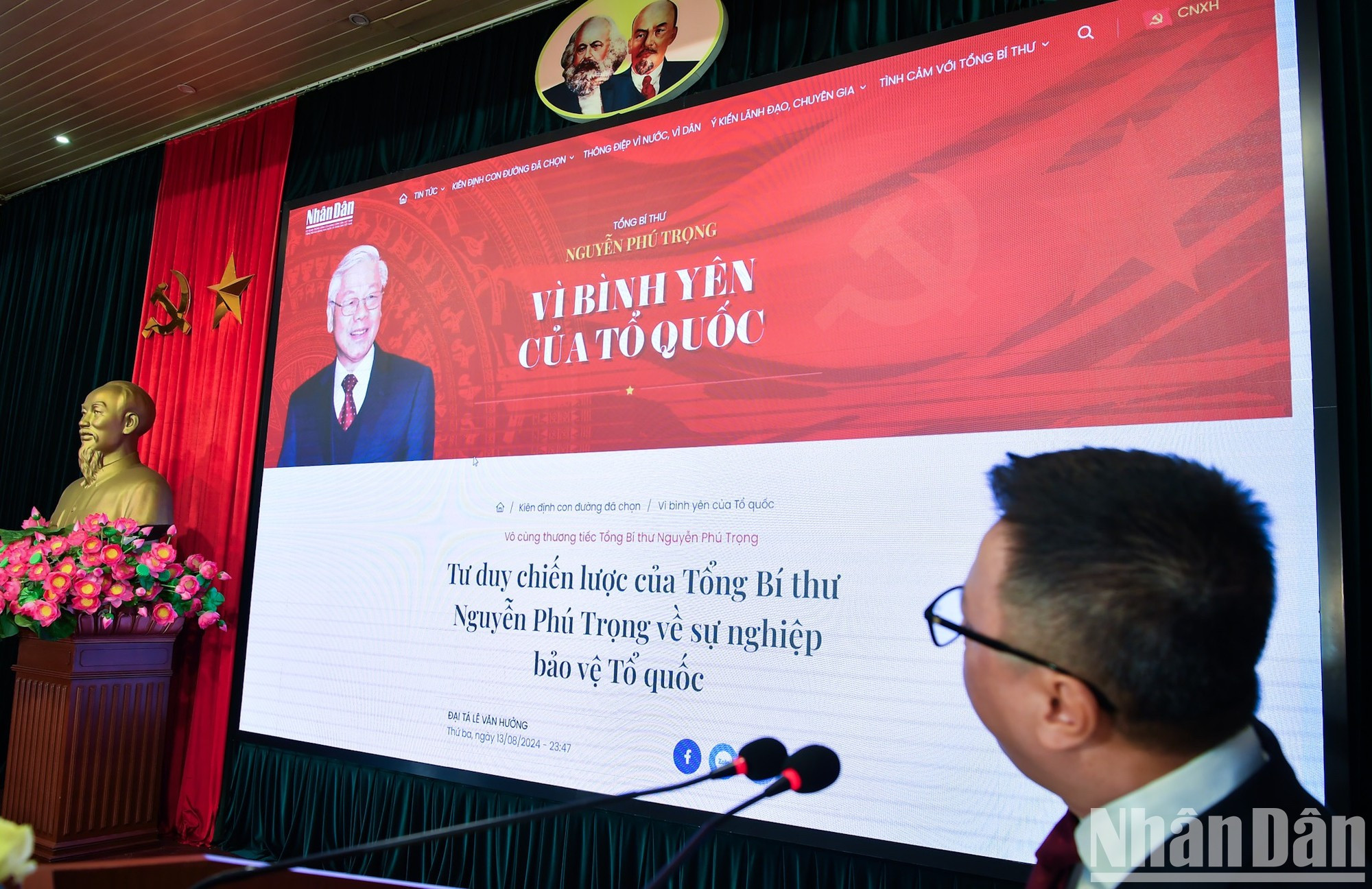 Quoc Minh presenta a los delegados el sitio informativo. Quoc Minh presenta a los delegados el sitio informativo.