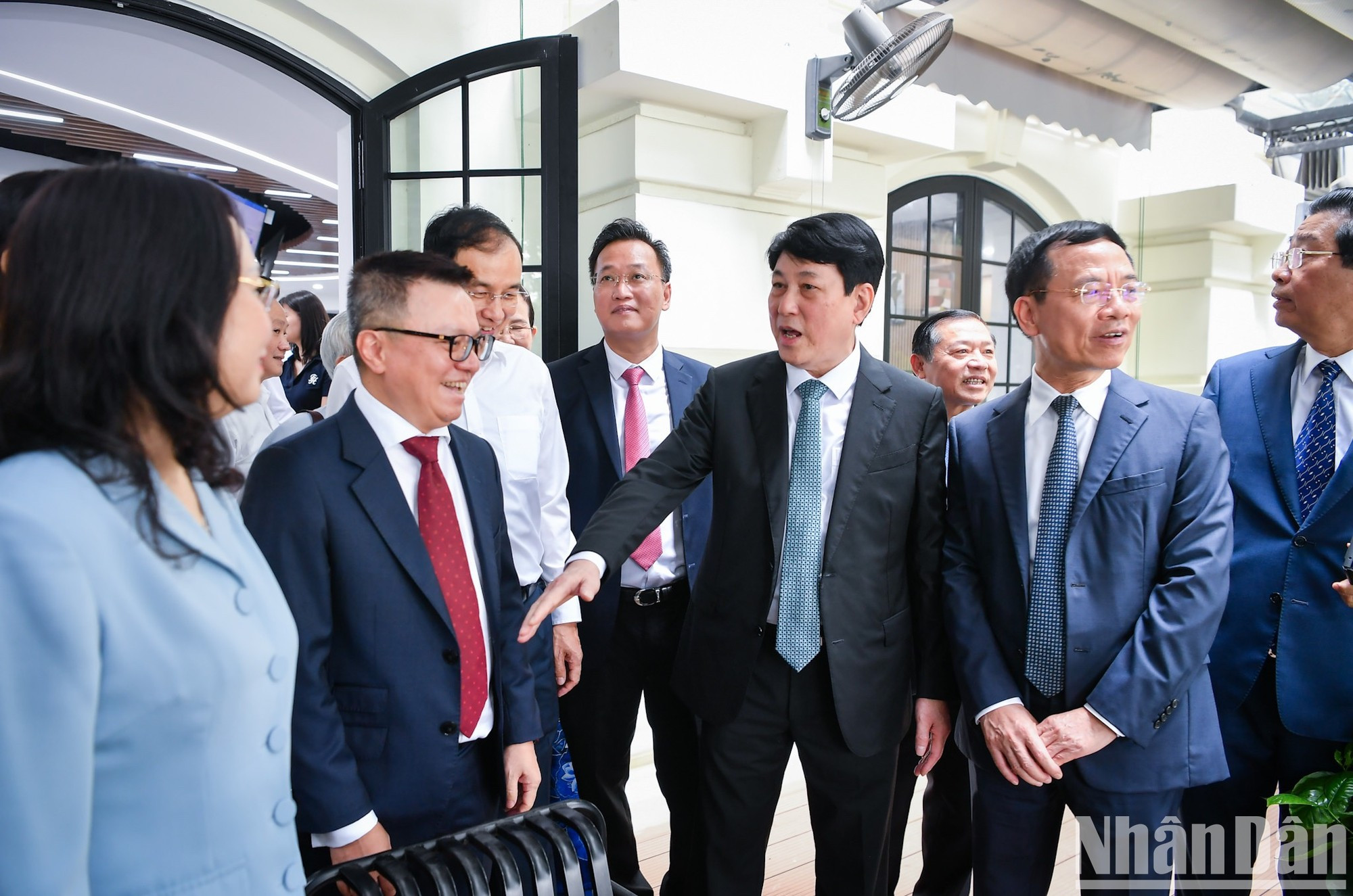 Los delegados visitan la sala de noticias convergente del diaro Nhan Dan. Los delegados visitan la sala de noticias convergente del diaro Nhan Dan.