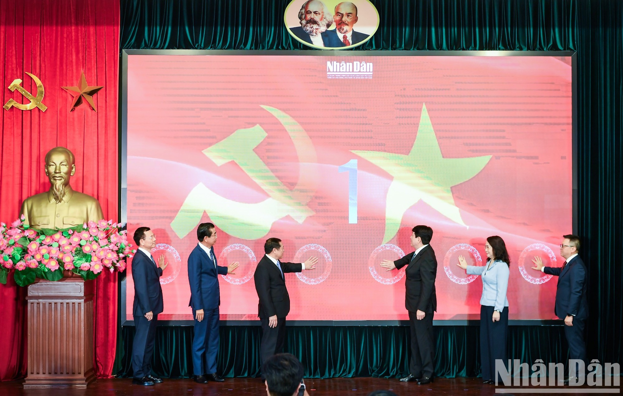 Los delegados inauguran el sitio informativo. Los delegados inauguran el sitio informativo.