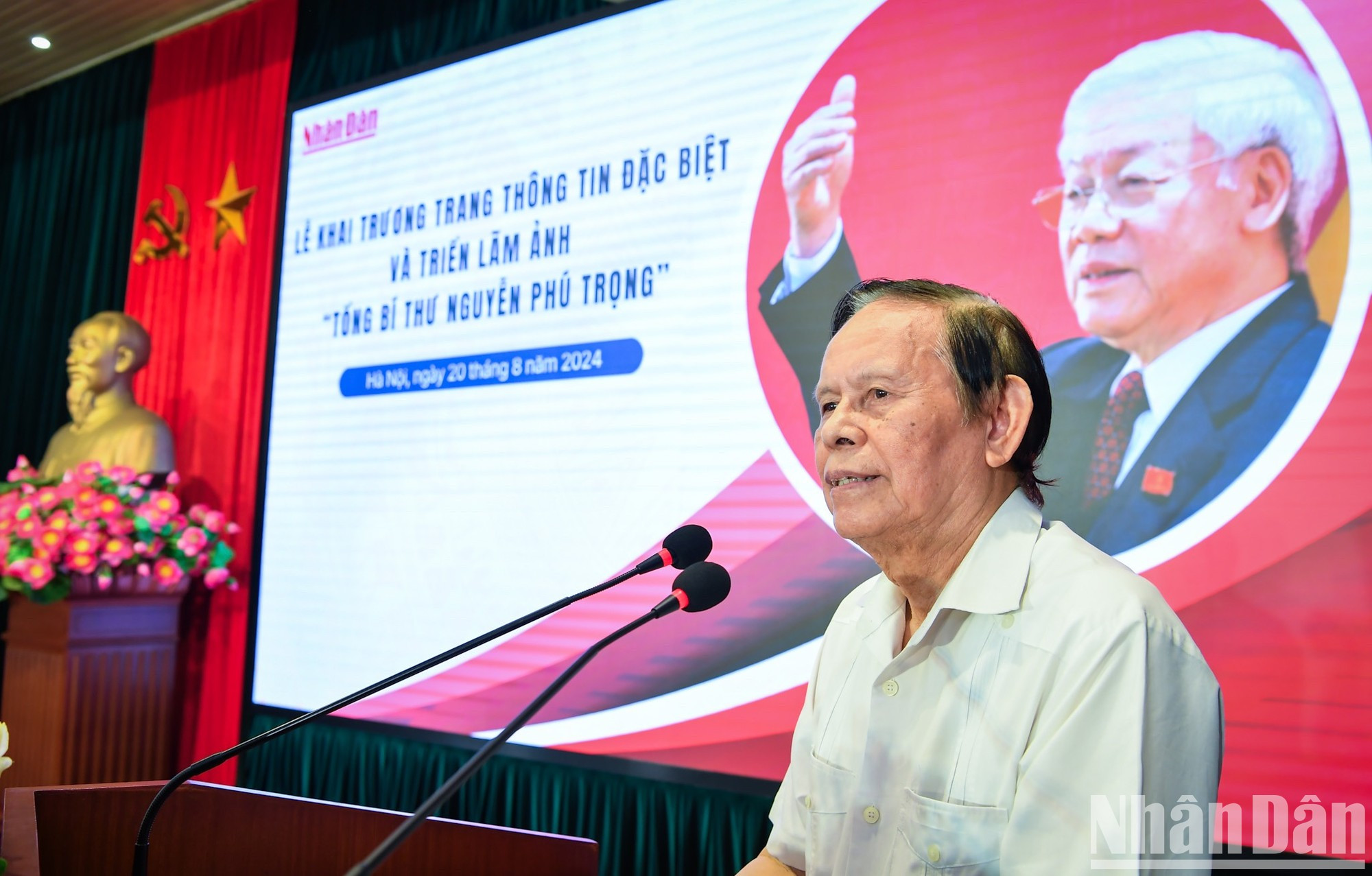 El periodista Hong Vinh, ex miembro del Comité Central del PCV y ex redactor jefe del periódico Nhan Dan, expresa sus sentimientos en el acto. El periodista Hong Vinh, ex miembro del Comité Central del PCV y ex redactor jefe del periódico Nhan Dan, expresa sus sentimientos en el acto.