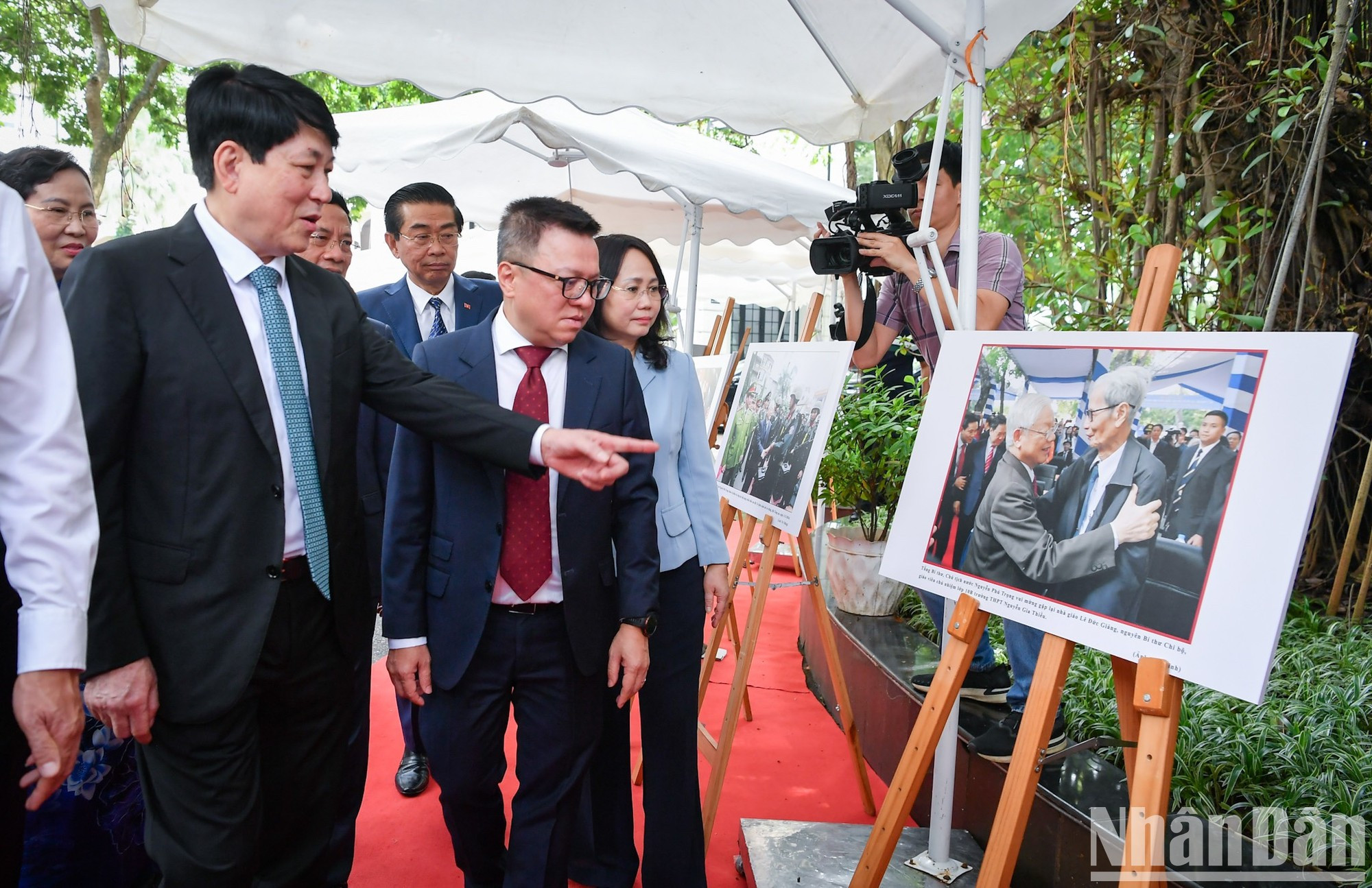 Después de lanzar la página de información, el periódico Nhan Dan inaugura en la su sede la exposición fotográfica "El secretario general Nguyen Phu Trong". Después de lanzar la página de información, el periódico Nhan Dan inaugura en la su sede la exposición fotográfica "El secretario general Nguyen Phu Trong".