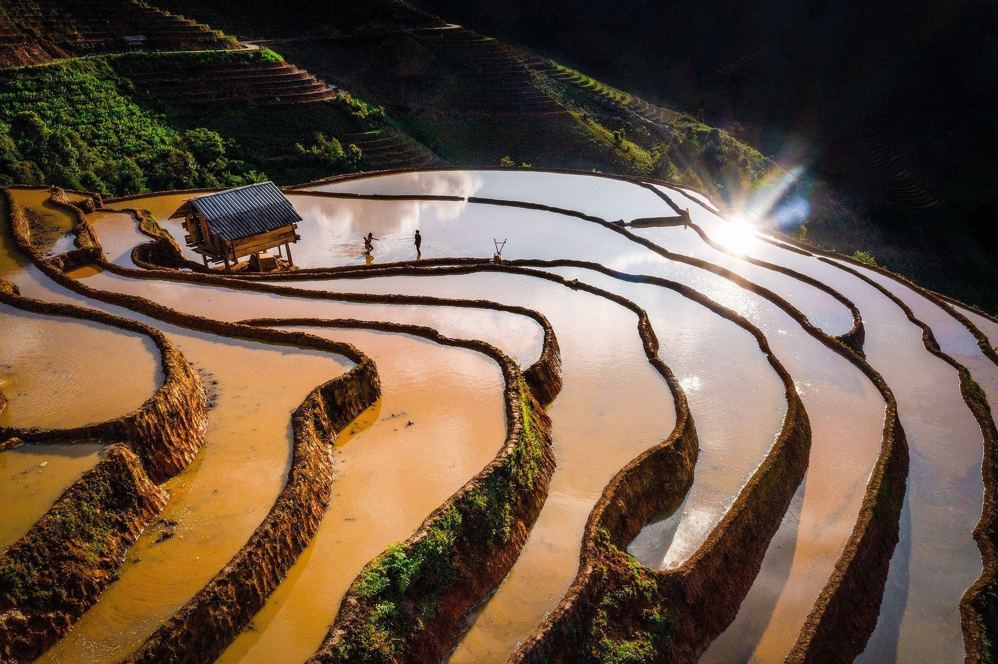 En 2007, los campos en terrazas de las comunas de La Pan Tan, De Xu Phinh y Che Cu Nha fueron reconocidos como paisaje escénico nacional.