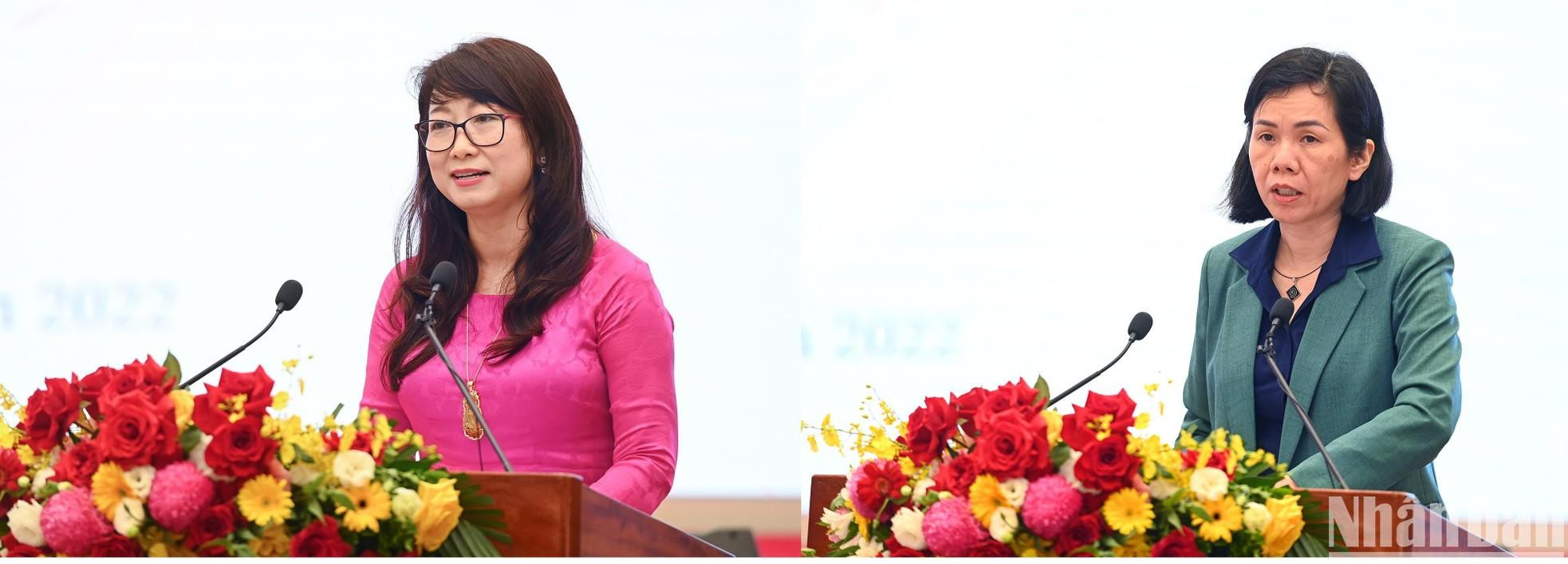 Las delegadas presentan sus ponencias. Las delegadas presentan sus ponencias.