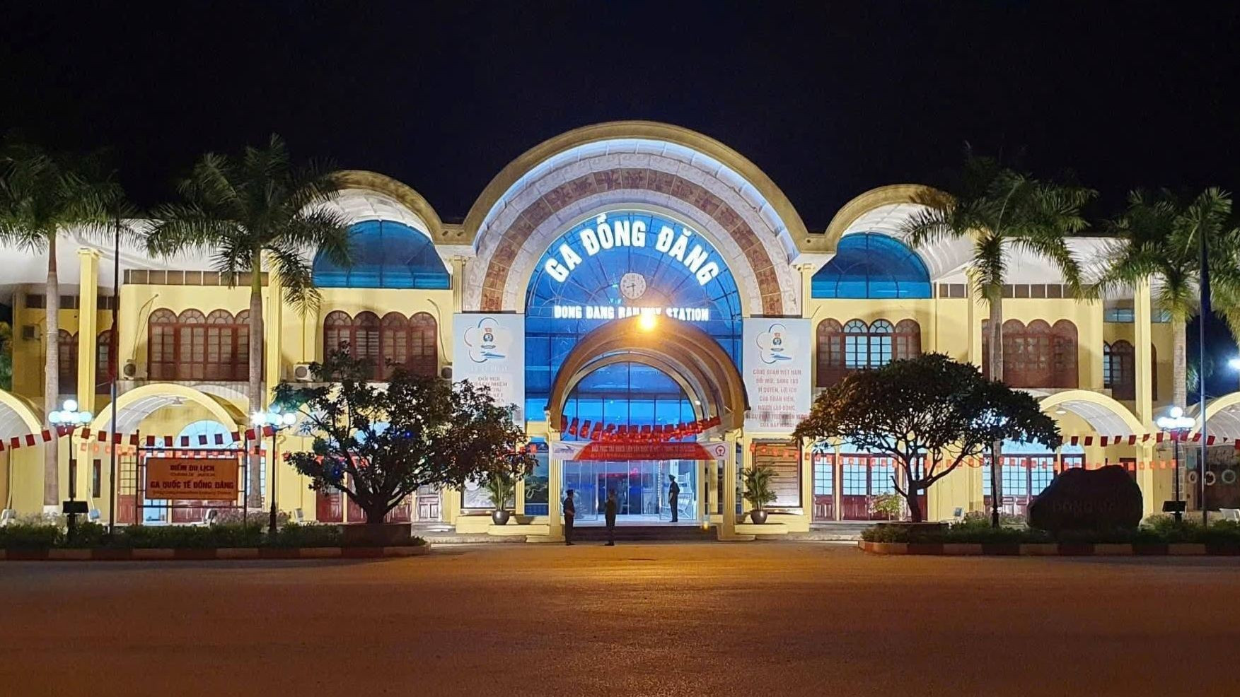 Se acerca la medianoche, pero la estación de Dong Dang permanece en desvelo aguardando el primer tren internacional transfronterizo Vietnam-China tras cinco años de interrupción. Se acerca la medianoche, pero la estación de Dong Dang permanece en desvelo aguardando el primer tren internacional transfronterizo Vietnam-China tras cinco años de interrupción.