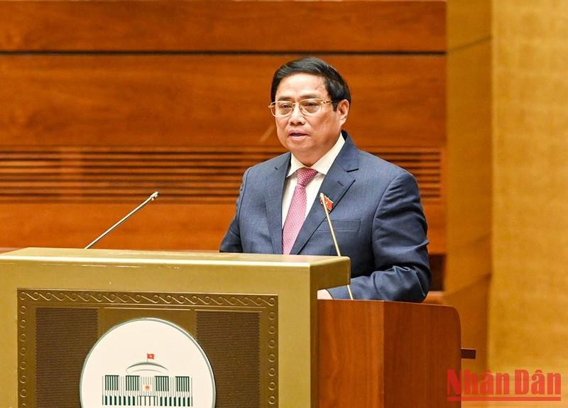 El primer ministro Pham Minh Chinh presenta un informe sobre el cumplimiento del Plan de Desarrollo Socioeconómico en 2022 y la proyección para 2023.