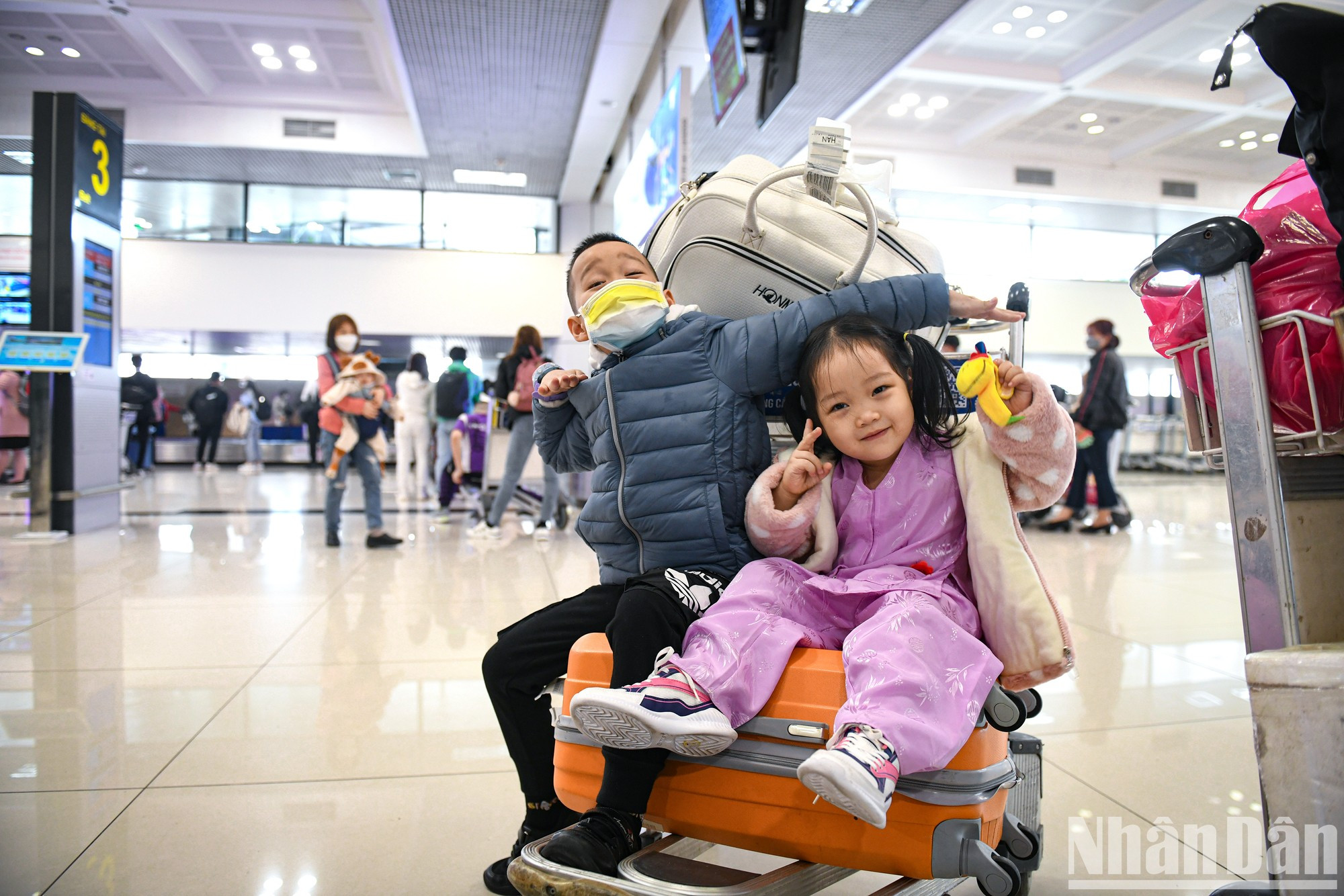 La alegría de los niños que están por volver a casa para celebrar el Tet con sus familias. La alegría de los niños que están por volver a casa para celebrar el Tet con sus familias.