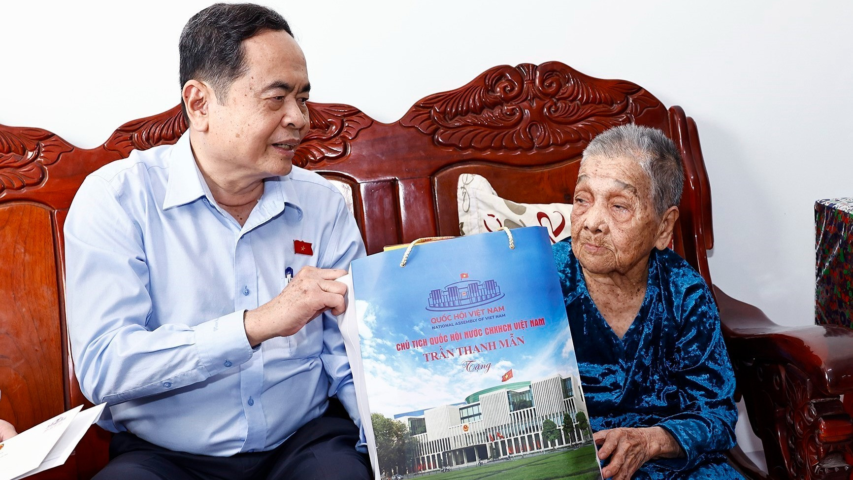 El presidente de la Asamblea Nacional Tran Thanh Man visita la Madre Heroica Vietnamita Nguyen Thi Kim Hoa.