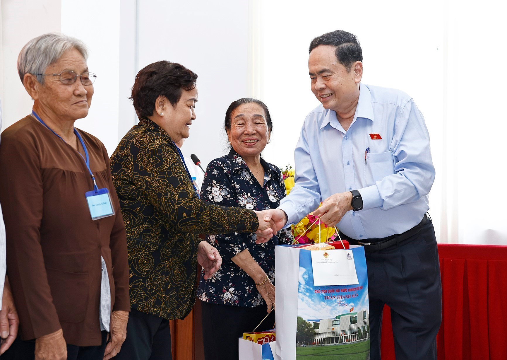 El dirigente entrega obsequios a familias beneficiarias de políticas sociales y personas con méritos revolucionarios. El dirigente entrega obsequios a familias beneficiarias de políticas sociales y personas con méritos revolucionarios.