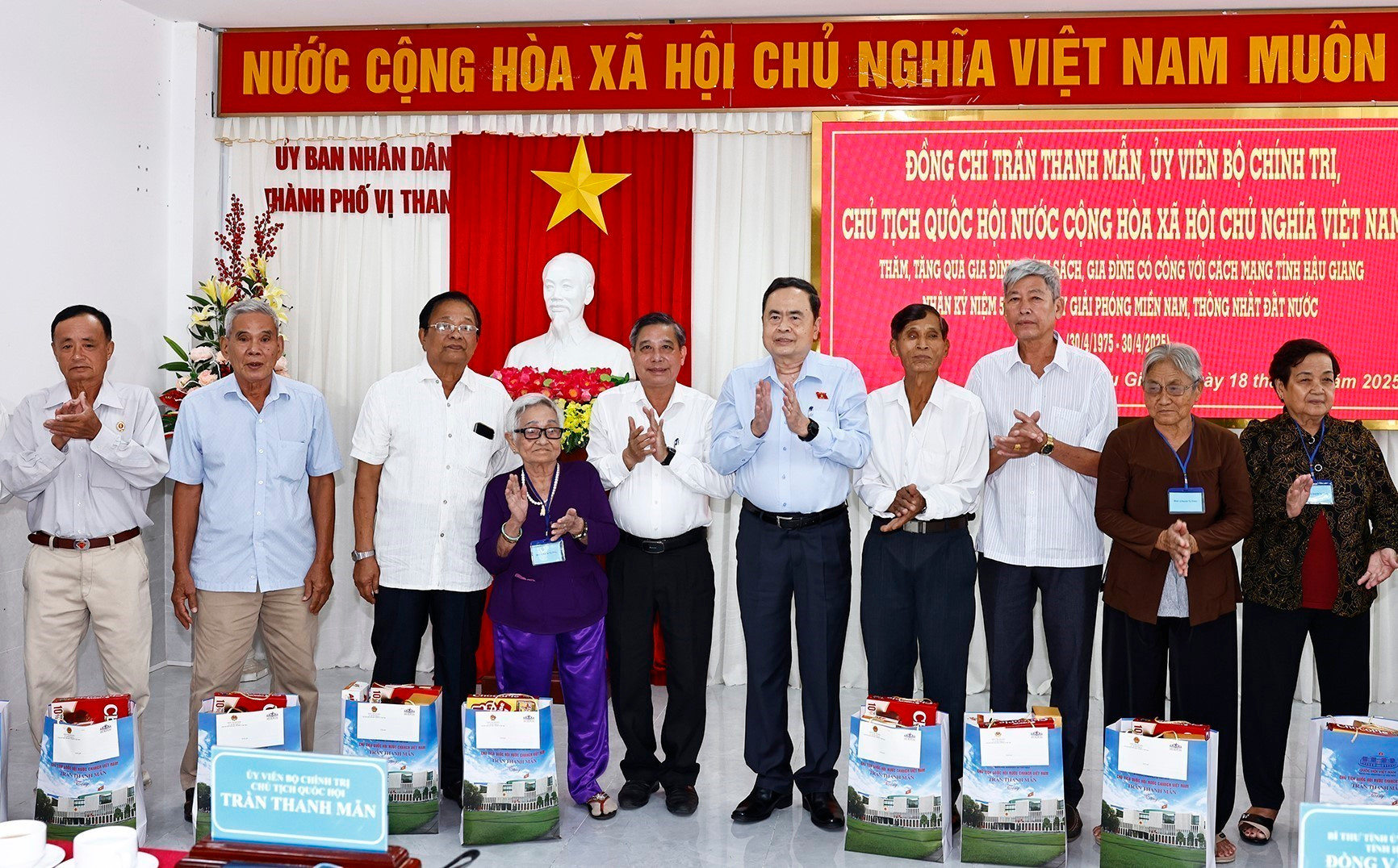 Participantes en el acto. Participantes en el acto.