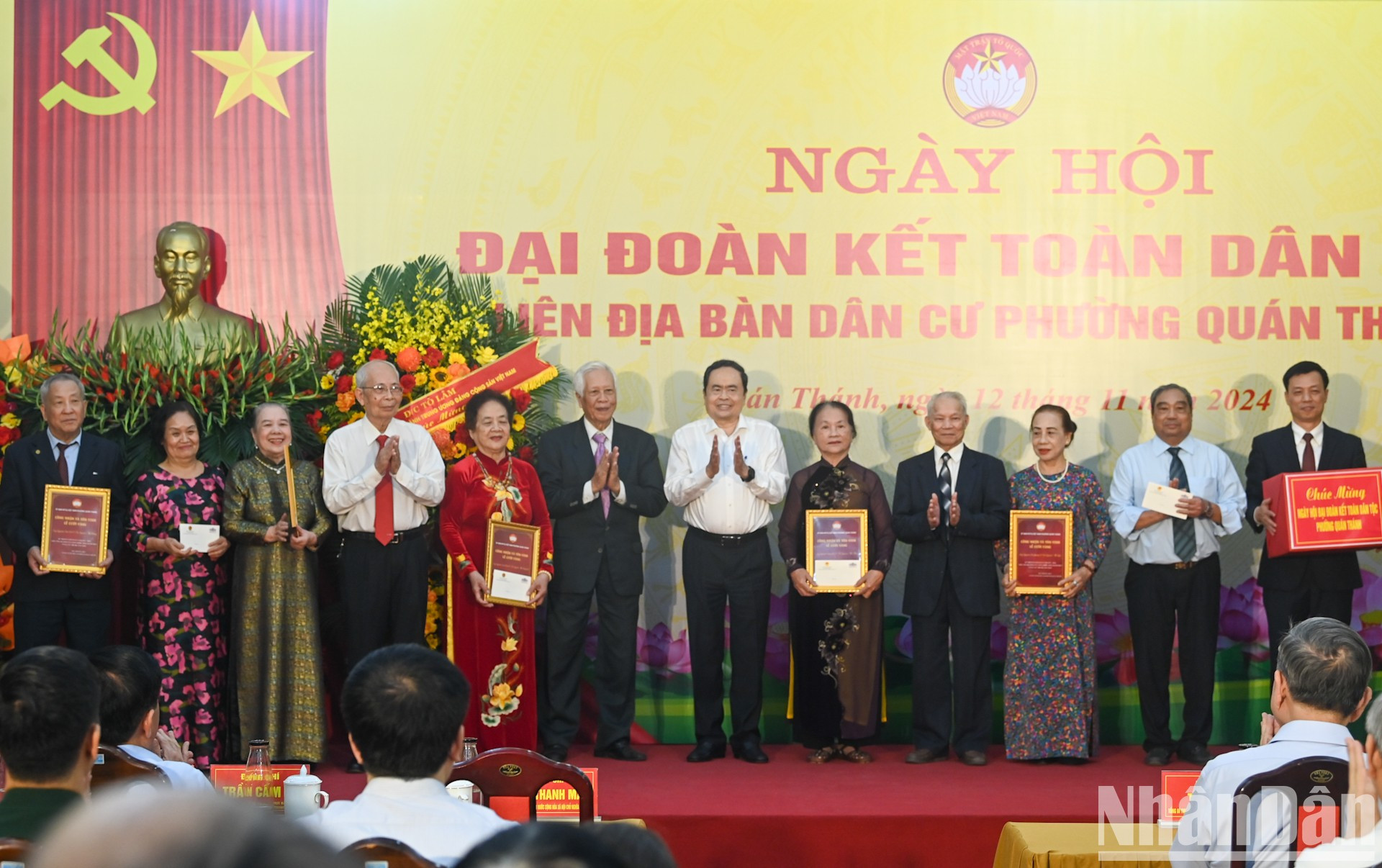 Thanh Man entrega obsequios al colectivo de Quan Thanh y a las parejas casadas durante más de 50 años.