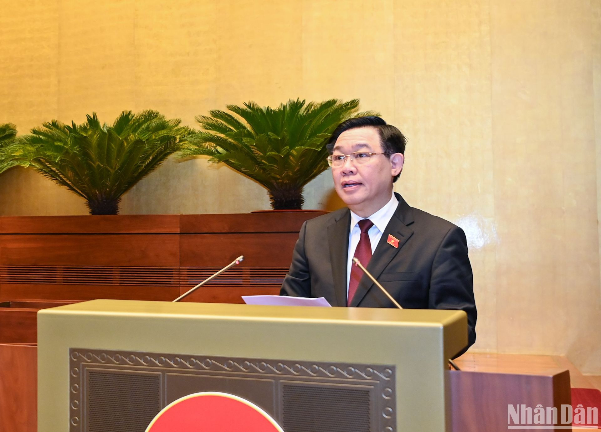 Habla el presidente del Parlamento, Vuong Dinh Hue. Habla el presidente del Parlamento, Vuong Dinh Hue.