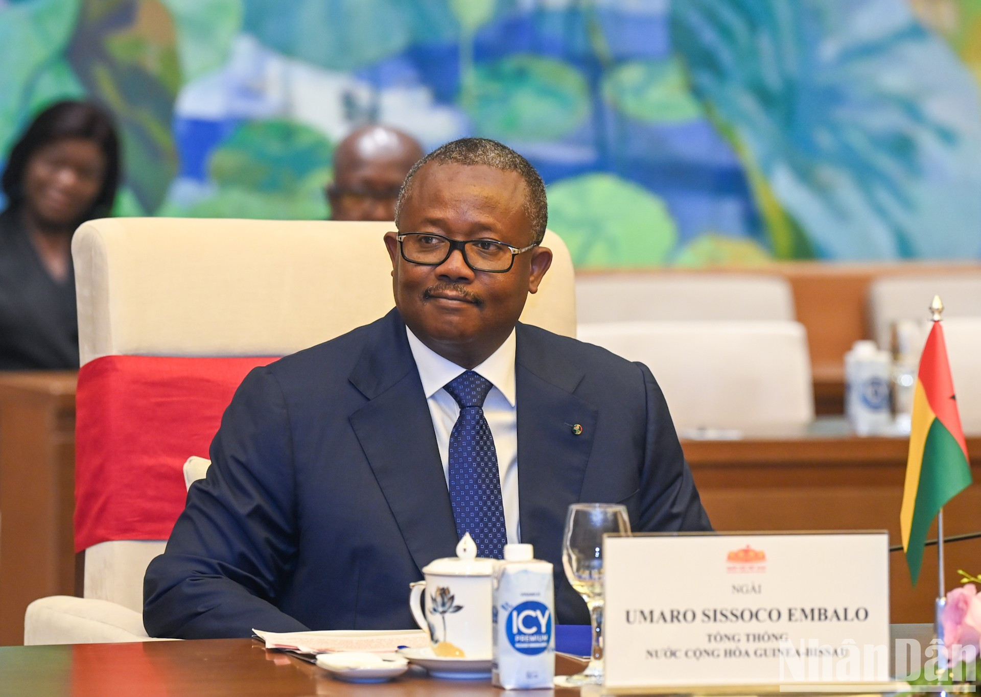 Embaló habla en la reunión. Embaló habla en la reunión.