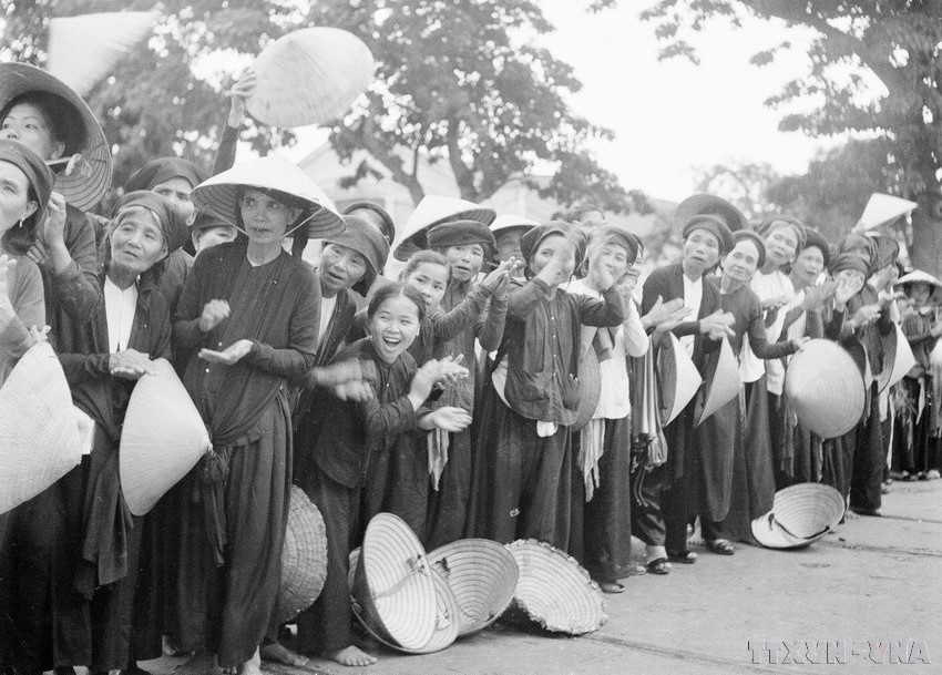 El pueblo de Hai Phong celebra con alegría la entrada del ejército vietnamita para asumir el control de la ciudad. El pueblo de Hai Phong celebra con alegría la entrada del ejército vietnamita para asumir el control de la ciudad.