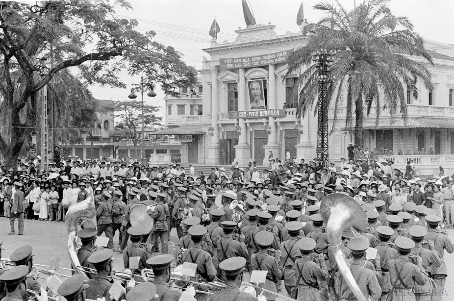 Vista general de la ceremonia de toma de control de Hai Phong en el área del Teatro de la Ópera de la ciudad. Vista general de la ceremonia de toma de control de Hai Phong en el área del Teatro de la Ópera de la ciudad.
