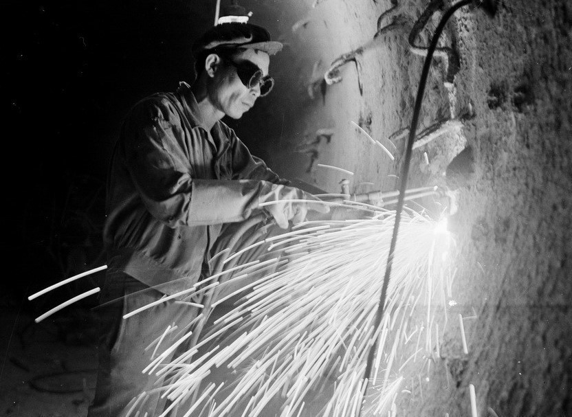 Trabajadores de la fábrica de cemento de Hai Phong realizando reparaciones en el horno número 3 (abril de 1973). Trabajadores de la fábrica de cemento de Hai Phong realizando reparaciones en el horno número 3 (abril de 1973).
