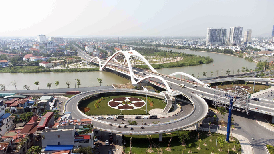 La vía de acceso al puente Rao con la forma de una flor de flamboyán de cinco pétalos, símbolo de la ciudad de Hai Phong. La vía de acceso al puente Rao con la forma de una flor de flamboyán de cinco pétalos, símbolo de la ciudad de Hai Phong.