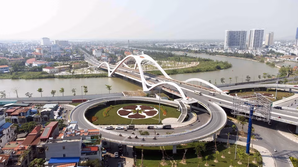 La vía de acceso al puente Rao con la forma de una flor de flamboyán de cinco pétalos, símbolo de la ciudad de Hai Phong.
