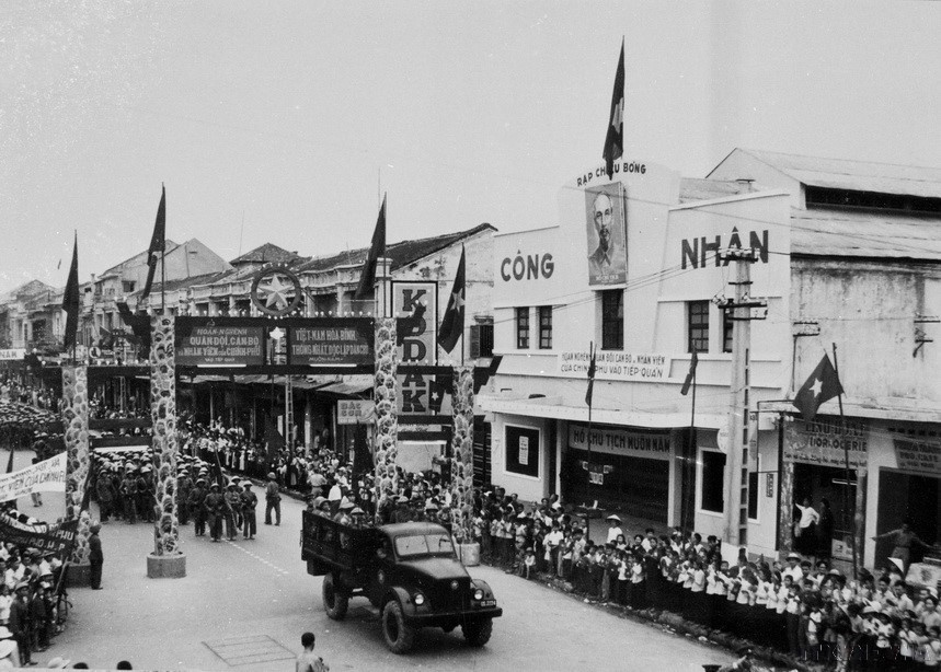 El 13 de mayo de 1955, el Ejército de Vietnam entró en Hai Phong entre vítores y la bienvenida de la población. El 13 de mayo de 1955, el Ejército de Vietnam entró en Hai Phong entre vítores y la bienvenida de la población.