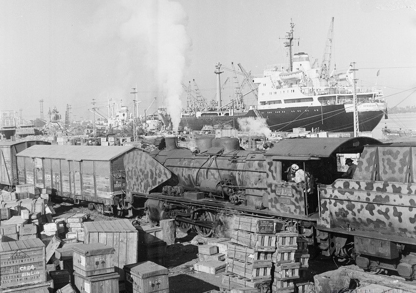 Carga y descarga de mercancías en el puerto de Hai Phong a principios de los años 70. Carga y descarga de mercancías en el puerto de Hai Phong a principios de los años 70.