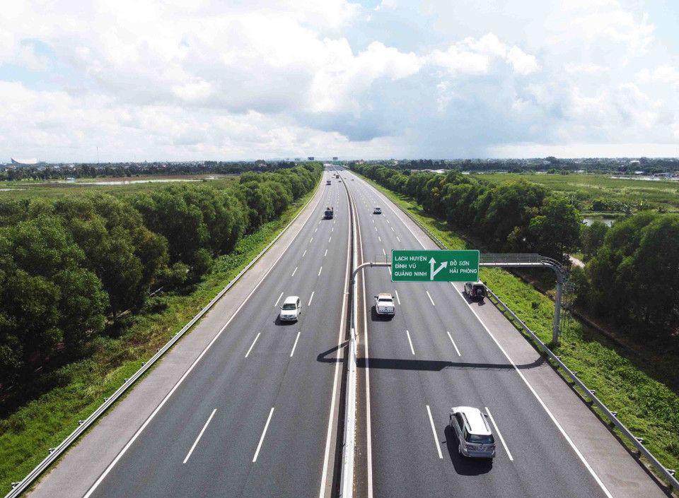 La autopista Hanói – Hai Phong es la primera de Vietnam construida según estándares internacionales, con una longitud total de más de 105 km. La autopista Hanói – Hai Phong es la primera de Vietnam construida según estándares internacionales, con una longitud total de más de 105 km.
