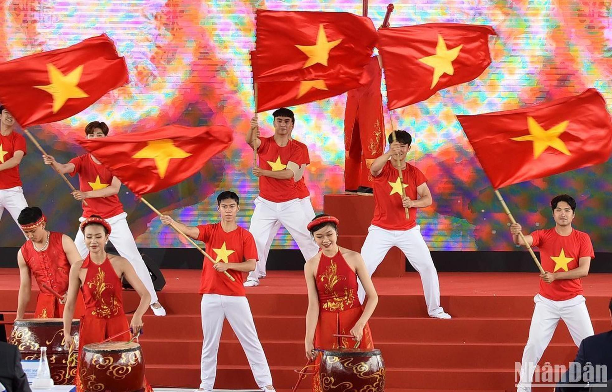 Una actuación artística en el evento.