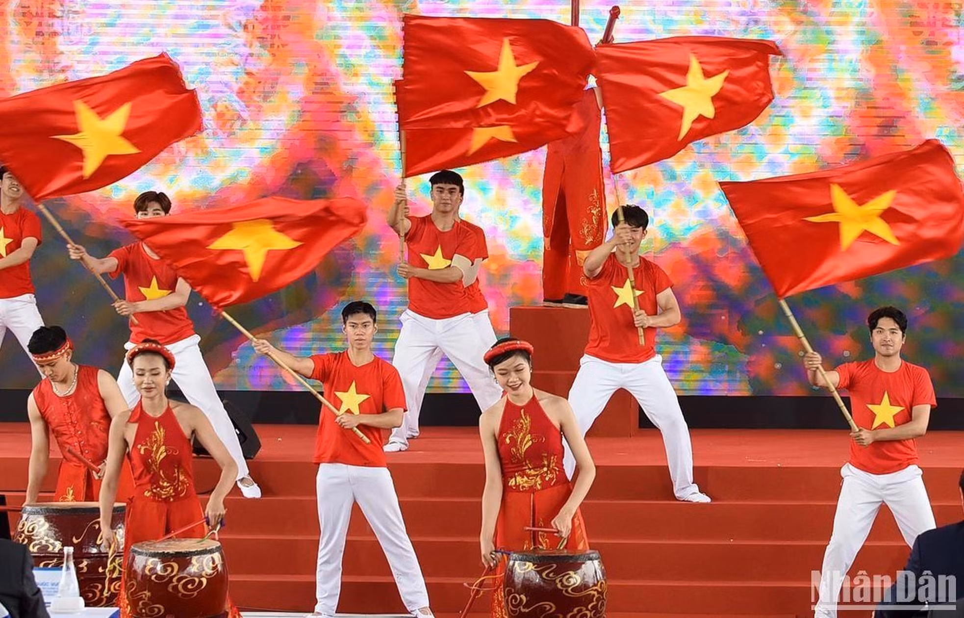 Una actuación artística en el evento.