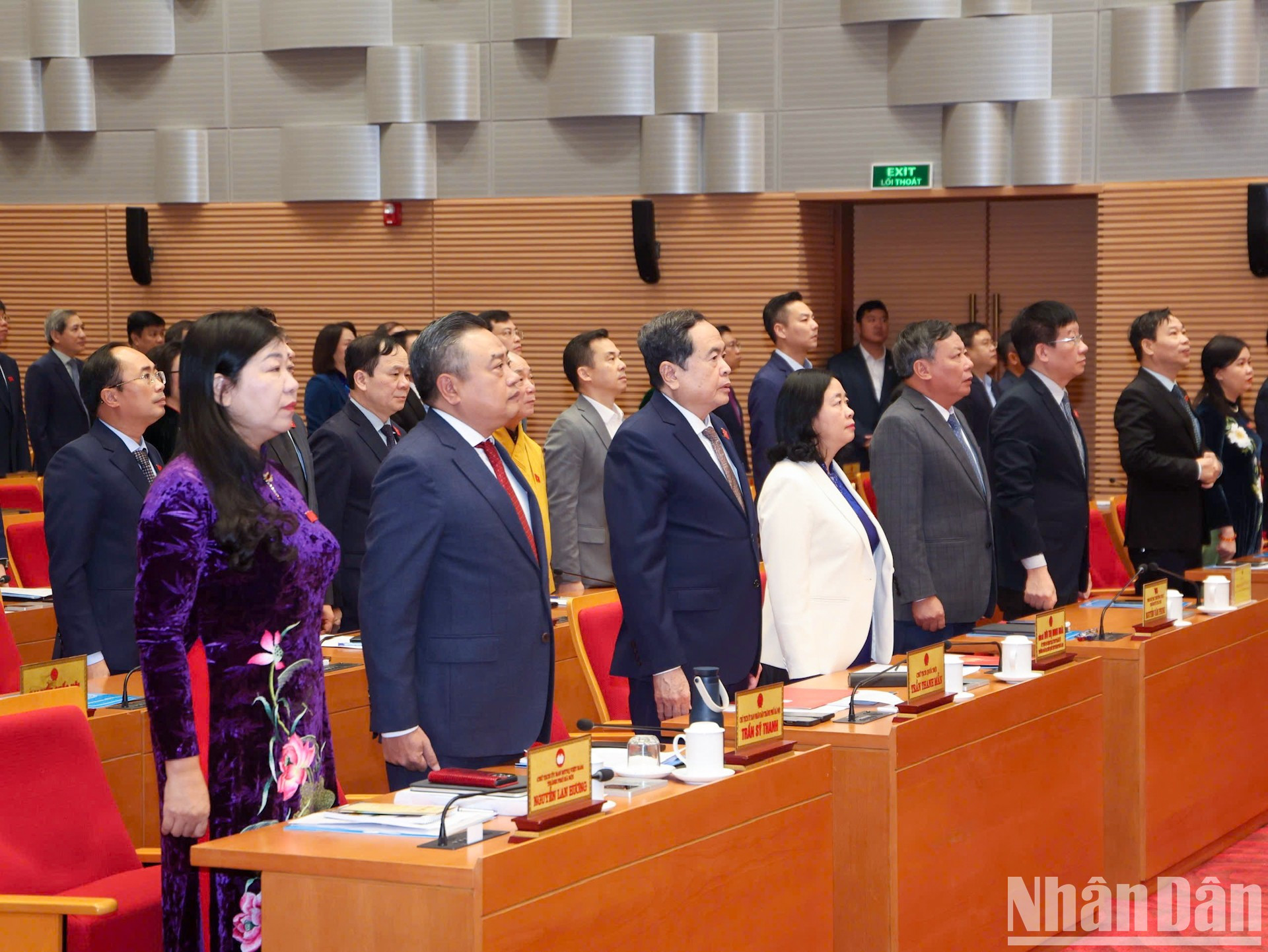 Los delegados saludan a la bandera nacional. Los delegados saludan a la bandera nacional.