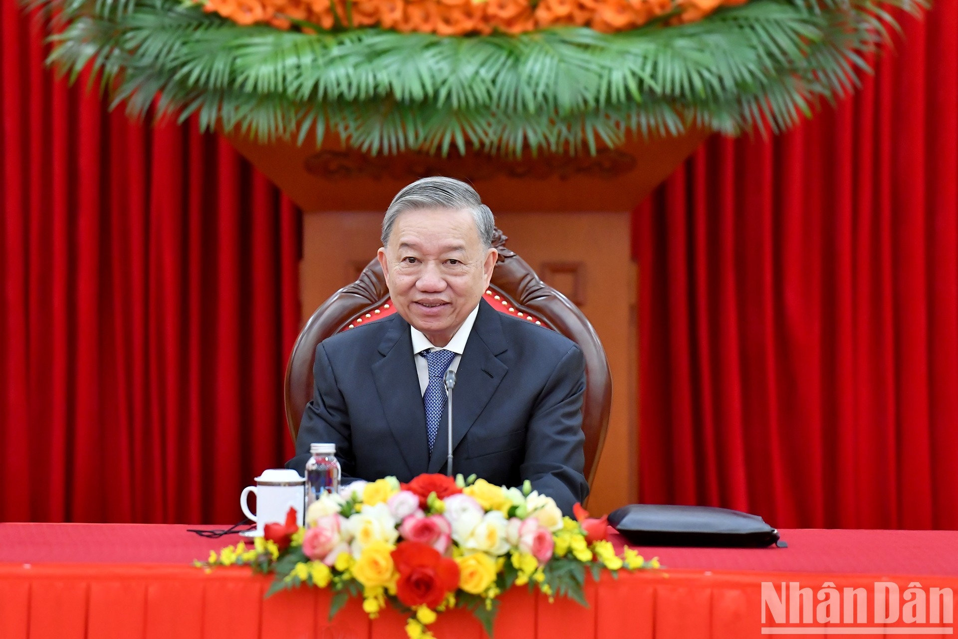 El secretario general del PCV, To Lam, sostiene una llamada telefónica con el secretario general del PPRL y presidente de Laos, Thongloun Sisoulith. El secretario general del PCV, To Lam, sostiene una llamada telefónica con el secretario general del PPRL y presidente de Laos, Thongloun Sisoulith.