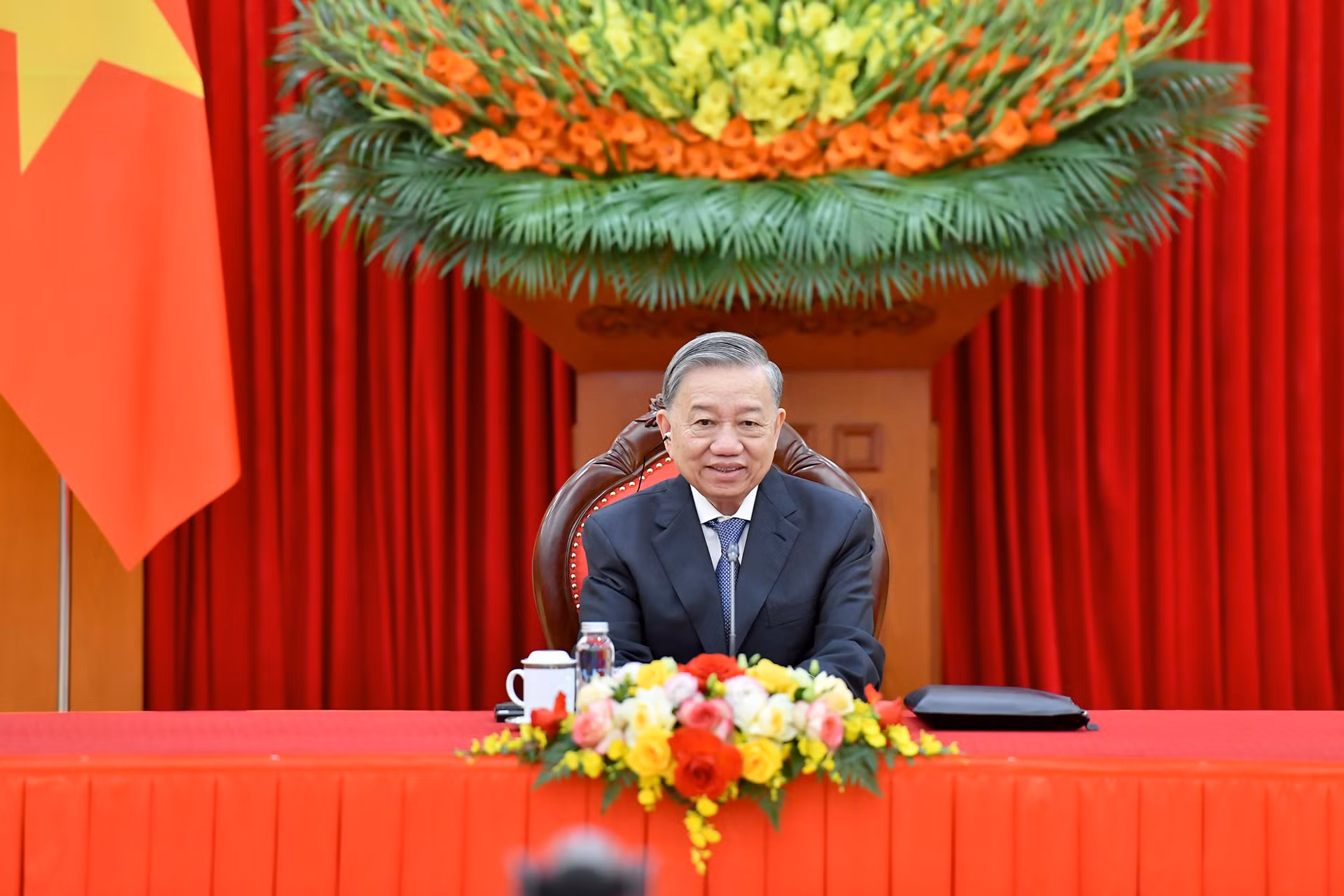 [Foto] Secretario general del PCV mantiene llamada telefónica con máximo dirigente de Laos