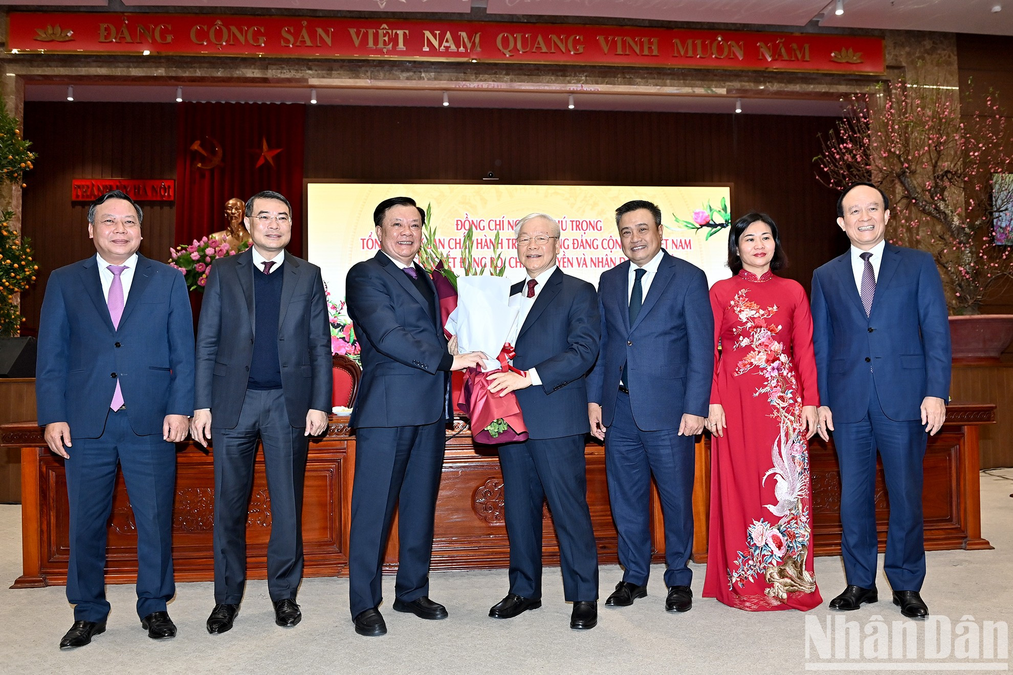 Dirigentes de Hanói entregan flores al secretario general Nguyen Phu Trong. Dirigentes de Hanói entregan flores al secretario general Nguyen Phu Trong.