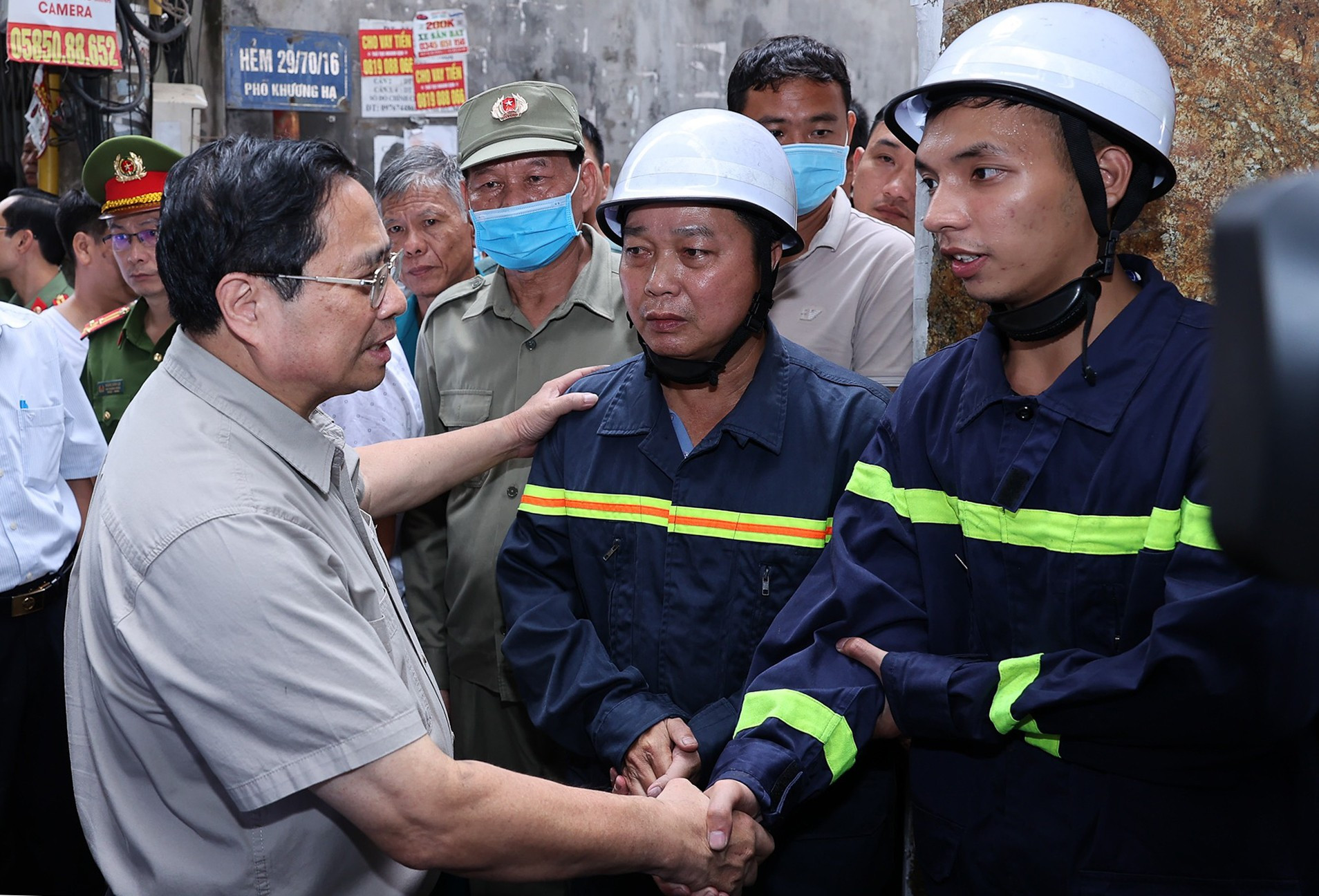 El jefe del Gobierno elogia la oportuna intervención de las fuerzas policiales de extinción de incendios. El jefe del Gobierno elogia la oportuna intervención de las fuerzas policiales de extinción de incendios.