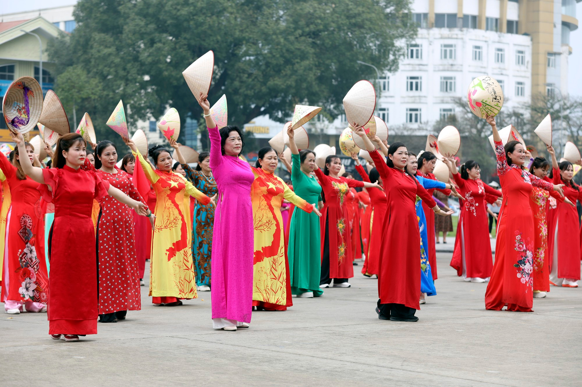 El Club de Mujeres Empresarias de Tuyen Quang dona 65 ao dai a mujeres en situaciones difíciles de la ciudad de Tuyen Quang y el distrito de Yen Son.