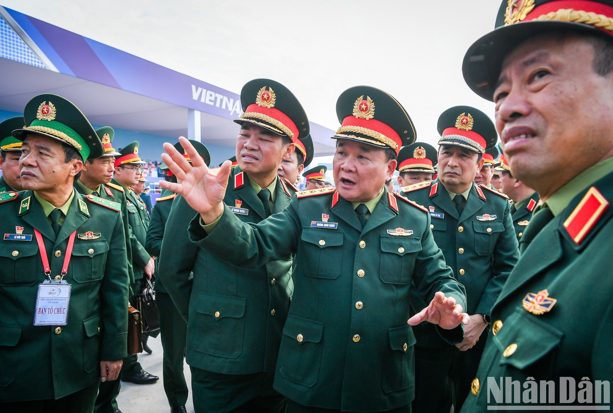 El teniente general Hoang Xuan Chien, miembro del Comité Central del Partido, miembro permanente de la Comisión Militar Central y viceministro de Defensa, preside la ceremonia. El teniente general Hoang Xuan Chien, miembro del Comité Central del Partido, miembro permanente de la Comisión Militar Central y viceministro de Defensa, preside la ceremonia.