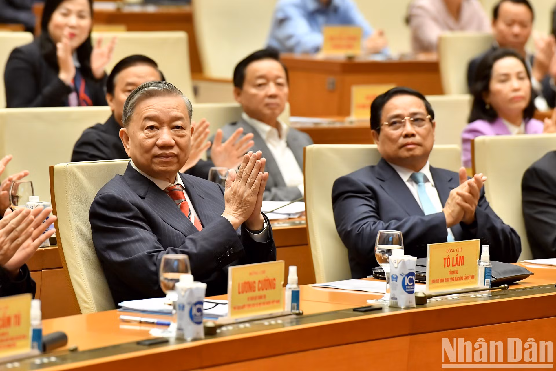 El secretario general del PCV, To Lam, y el primer ministro del país, Pham Minh Chinh, en la reunión.