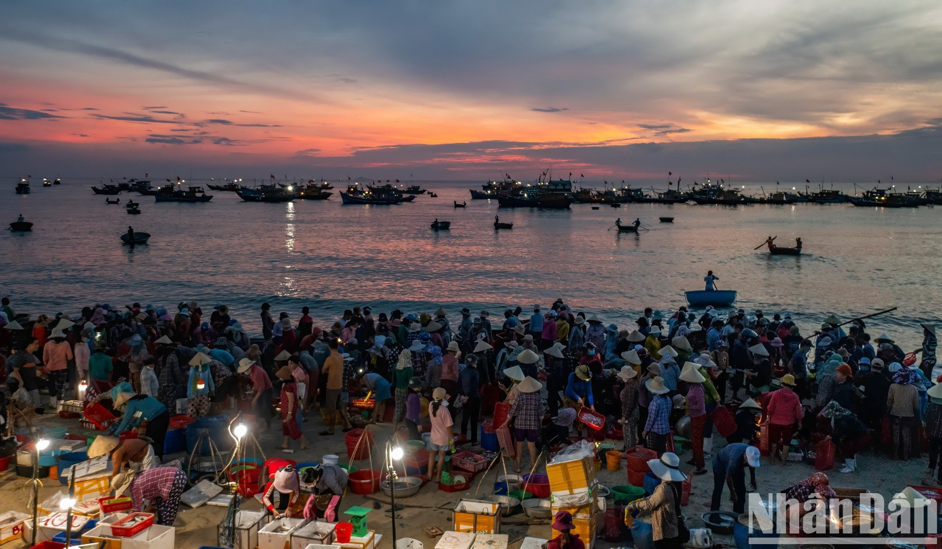 Los pescadores de la ciudad de Cam Ranh, provincia de Khanh Hoa, esperan que los barcos pesqueros de alta mar regresen con mariscos.