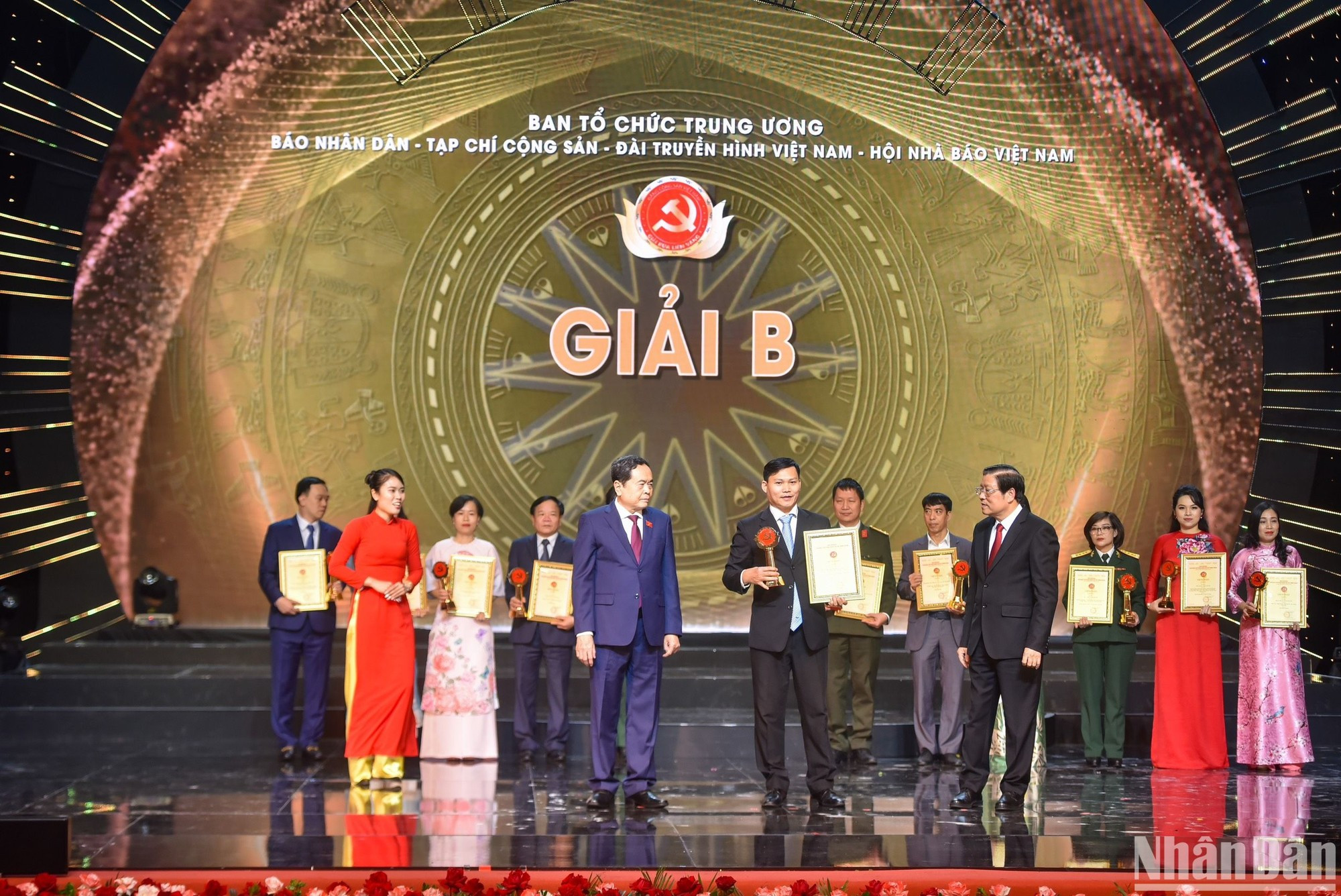 El periodista Nguyen Dang Khoa del diario Nhan Dan, en representación del grupo de autores, recibe el premio B. El periodista Nguyen Dang Khoa del diario Nhan Dan, en representación del grupo de autores, recibe el premio B.