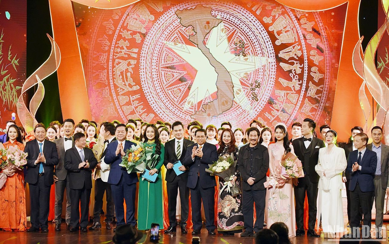 El primer ministro Pham Minh Chinh y los artistas en el evento.