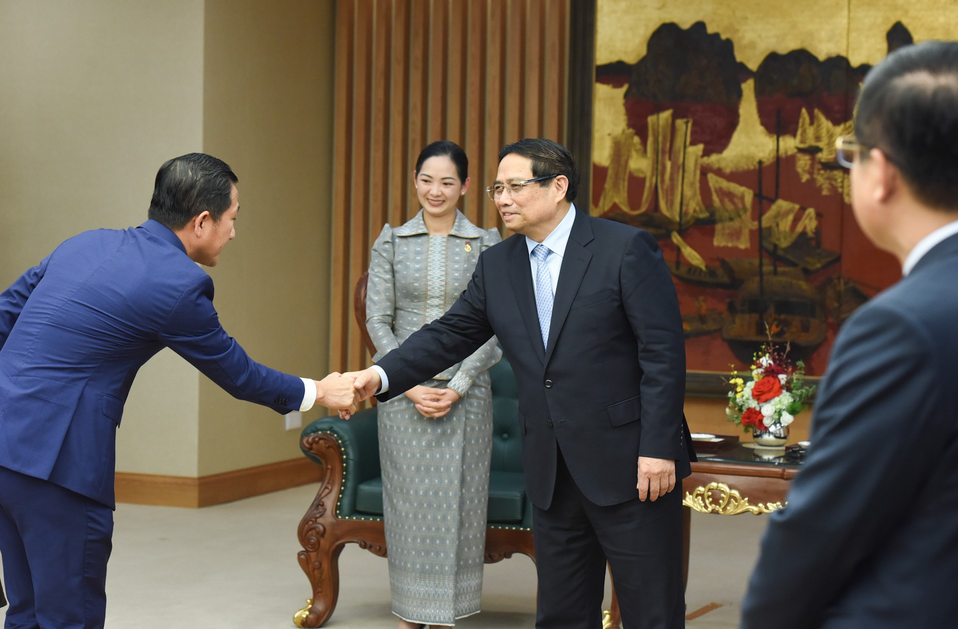 Minh Chinh da la bienvenida a la delegación camboyana.