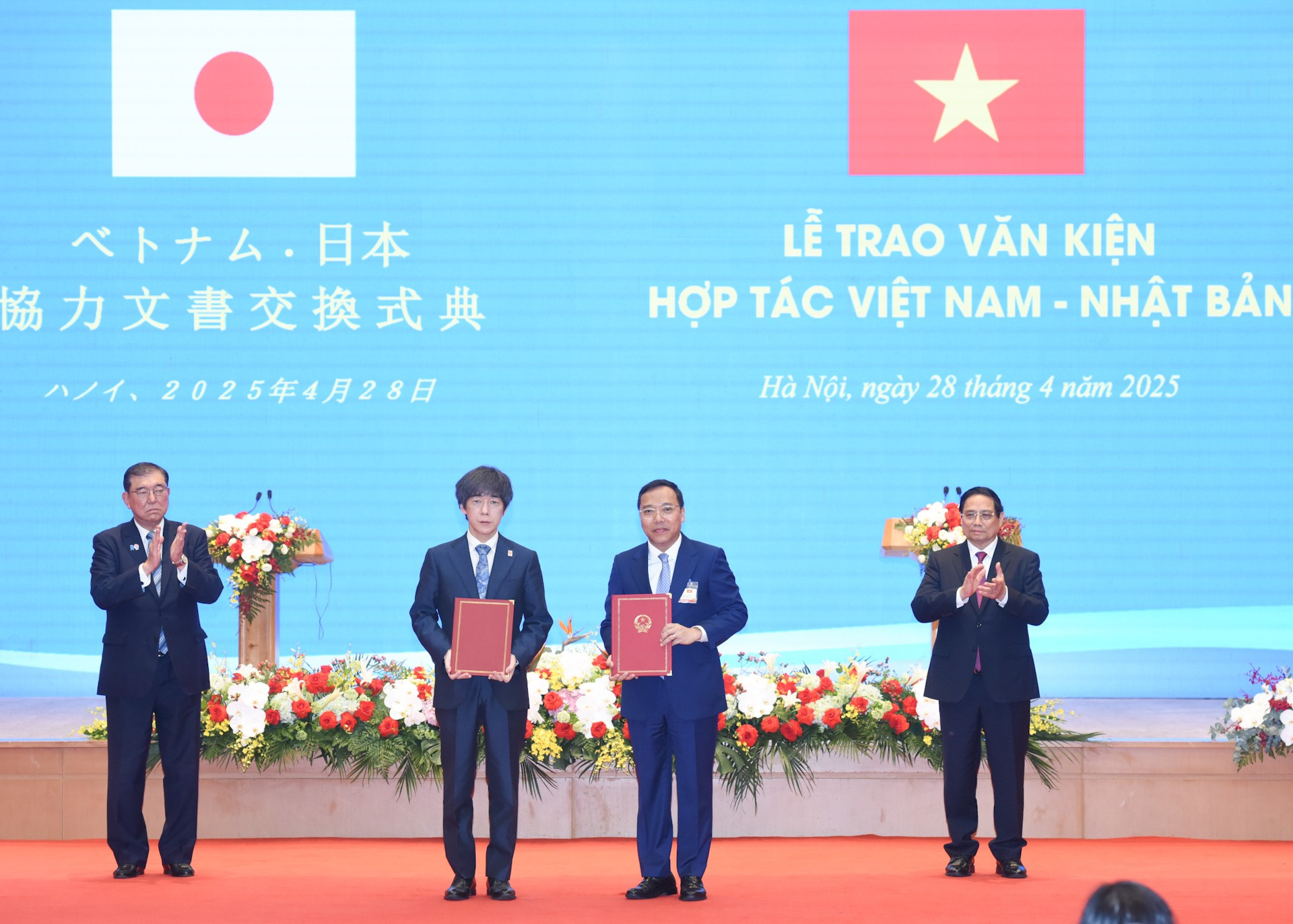 El memorando de entendimiento sobre la promoción de proyectos de cooperación bilateral en el ámbito de la transición energética firmado por el Ministerio de Industria y Comercio de Vietnam y el Ministerio de Economía, Comercio e Industria de Japón. El memorando de entendimiento sobre la promoción de proyectos de cooperación bilateral en el ámbito de la transición energética firmado por el Ministerio de Industria y Comercio de Vietnam y el Ministerio de Economía, Comercio e Industria de Japón.