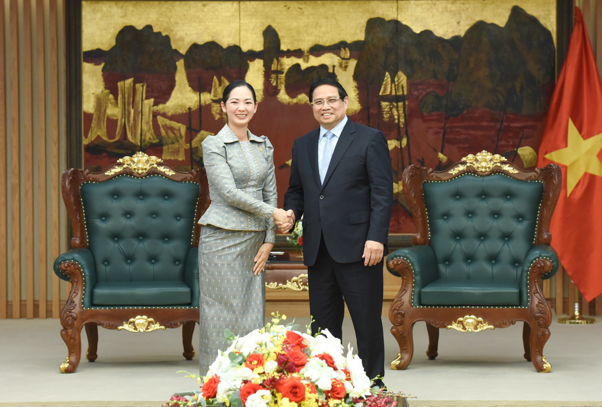 El primer ministro vietnamita, Pham Minh Chinh y la ministra de Comercio de Camboya, Cham Nimul.