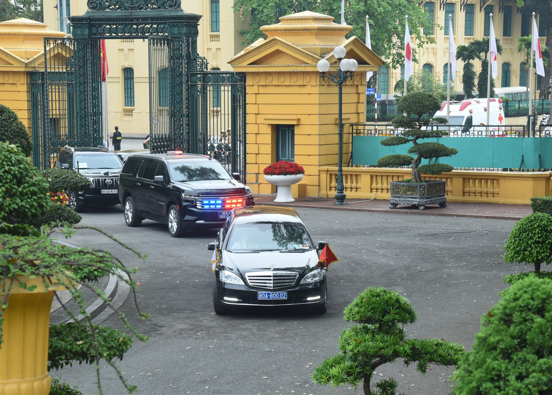 El convoy del primer ministro japonés, Ishiba Shigeru, y su esposa llega al Palacio Presidencial.
