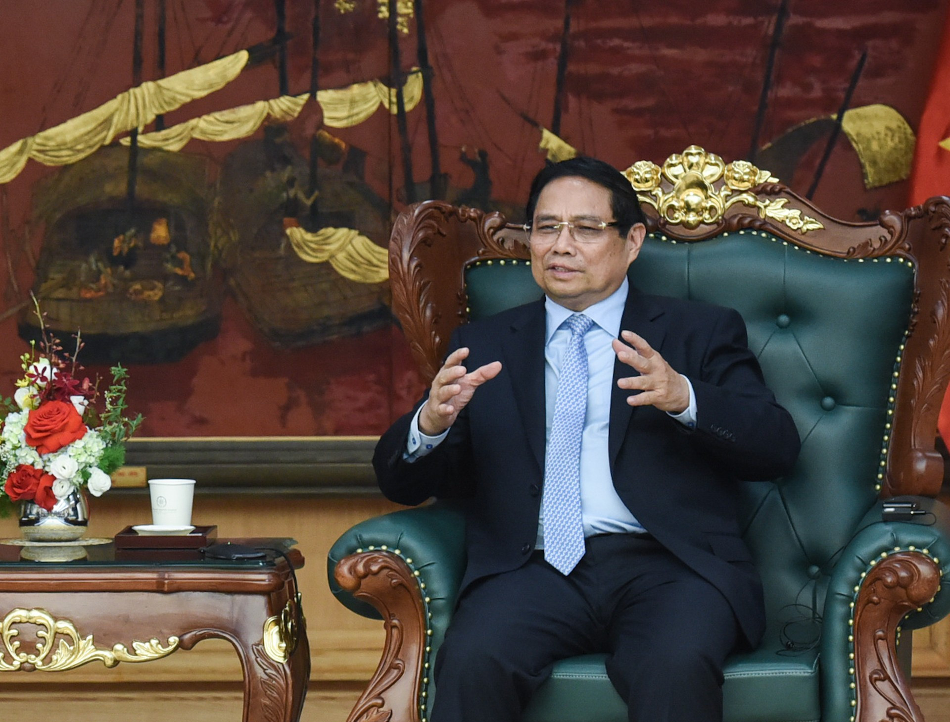 Minh Chinh habla en la cita.